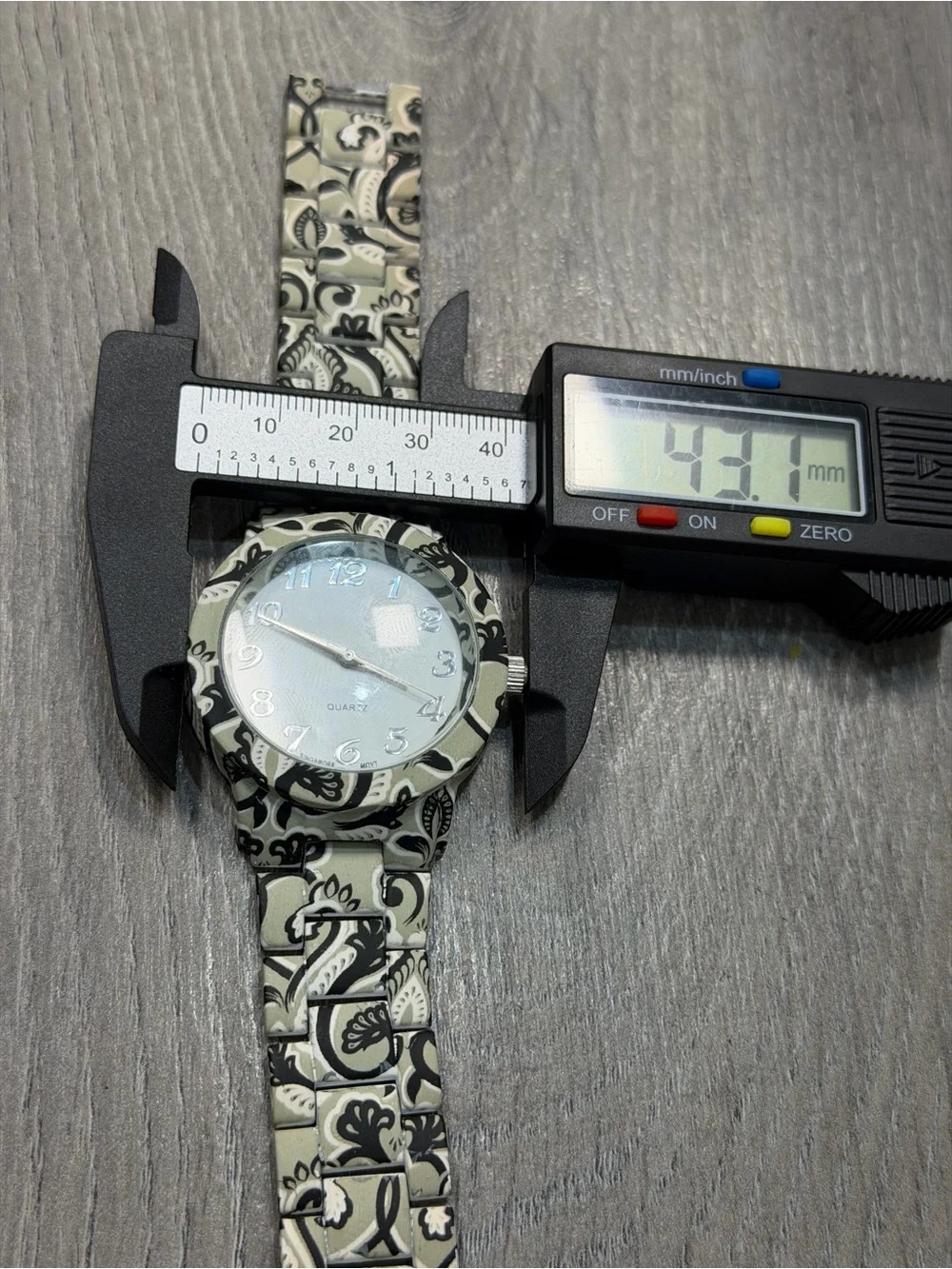 43mm Black & White Pattern Quartz Watch Running